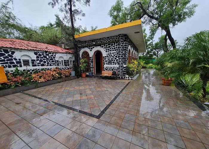 Luxurious Vintage Villa Lonavala